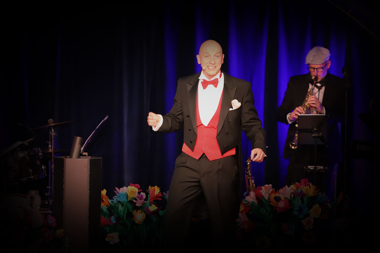 Wolf Fisher bringt die Goldenen 20er auf die Bühne: als mitreißendes Showprogramm oder charmanter Cabaret-Conférencier für Ihr Event – inklusive Gesang und Vintage-Flair.