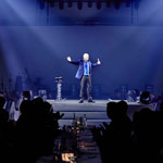 Wolf Fisher begeistert auf großer Eventbühne mit professionellem Entertainment und wird mit tosendem Applaus gefeiert.