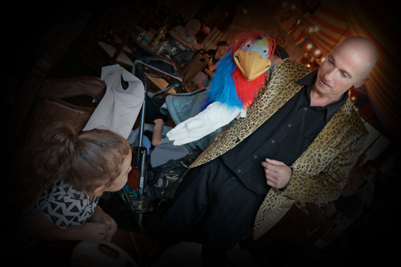 Wolf Fisher Walk-Around Entertainment mit Zauberei, Comedy und interaktive Unterhaltung